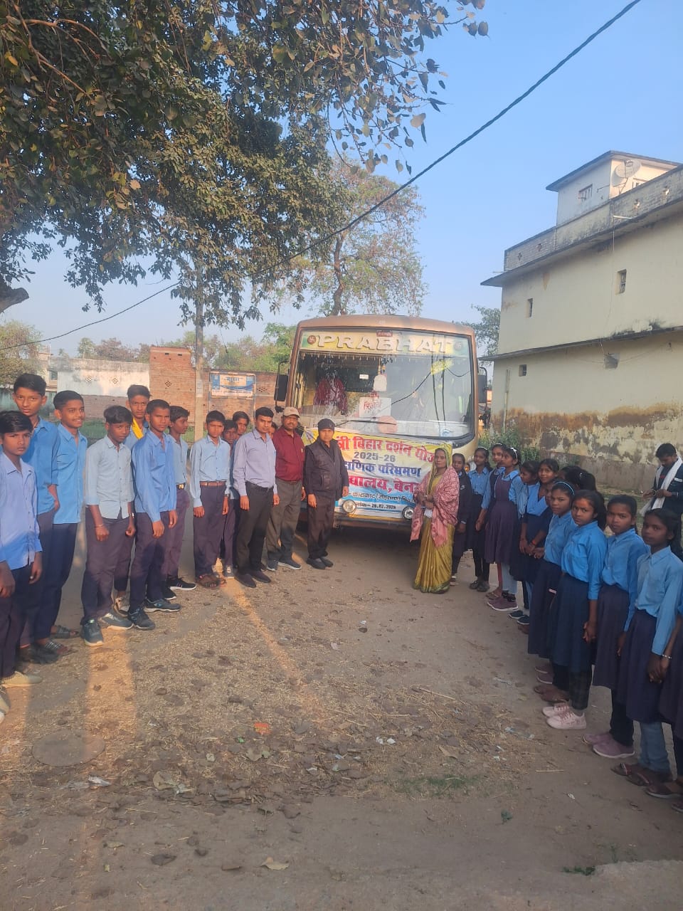 बस खुलने का इंतजार करते बच्चे